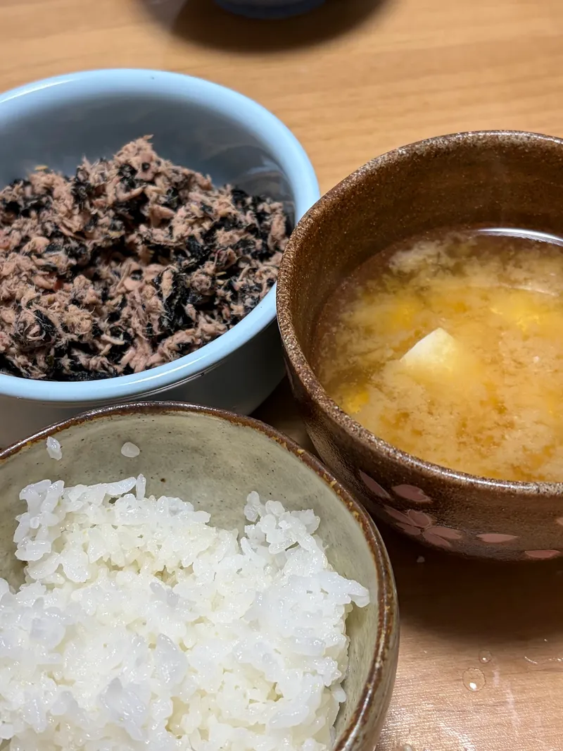 低コレ食堂の献立で開発者が作った朝食。ツナと海苔の和え、白ご飯、豆腐の味噌汁