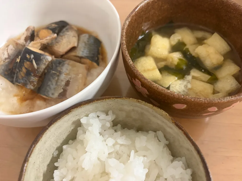低コレ食堂の献立で開発者が作った朝食。いわし水煮のみぞれがけ、白ご飯、油揚げとわかめの味噌汁