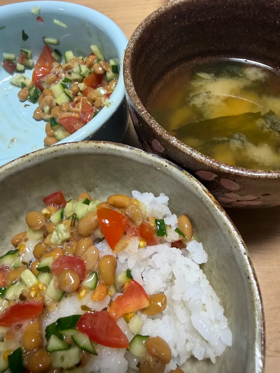 開発者が低コレステロールを意識して作った朝食。納豆・トマト・きゅうりの和え丼、わかめの味噌汁