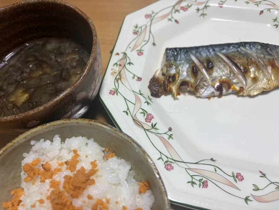 開発者が低コレステロールを意識して作った朝食。さばの塩焼き、鮭フレークご飯、もずく酢