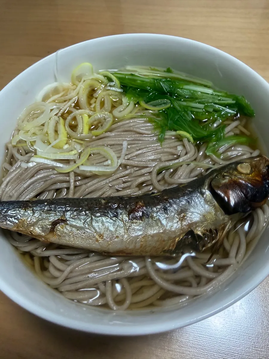 開発者が低コレステロールを意識して作った食事。いわしをのせたそば、ねぎ・水菜